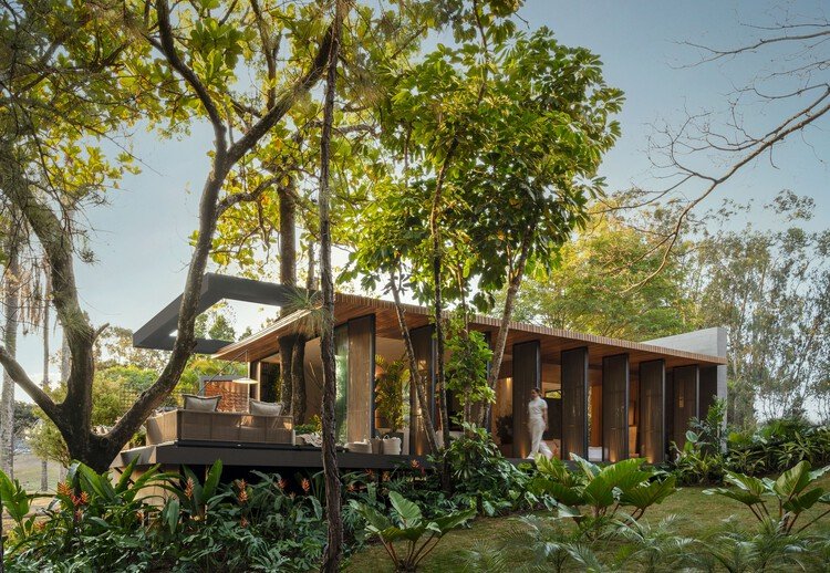 Arquitetura contemporânea com materiais naturais e luz cenográfica